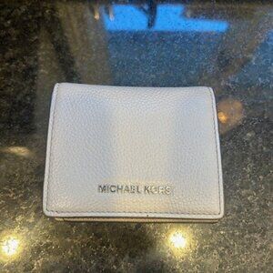 NWT Michael Kors Money Pieces Flap Card Holder Pearl Grey Pebbled Leather